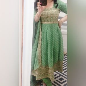 Beautiful green colour frock suit size 36 to 38 wore only one time